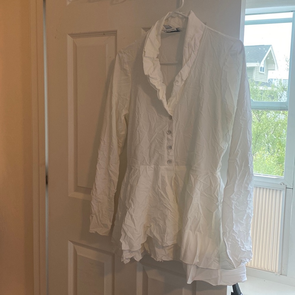 Amazing stretchy gorgeous Joseph Ribkoff ivory blousy! Size 2 fits like a 6.